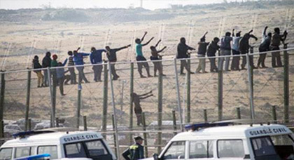 بعد غياب طويل.. 400 من المهاجرين السريين يهاجمون السياج الحدودي لمليلية مجددا