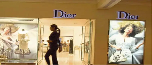 أشهر الماركات العالمية في قلب فضيحة مدوية.. هذه التكلفة الحقيقية لـ  "مقتنياتك الباهظة" أشهر الماركات العالمية في قلب فضيحة مدوية.. هذه التكلفة الحقيقية لـ  "مقتنياتك الباهظة"