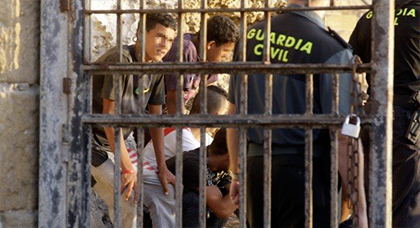 سلطات مليلية توقف 87 قاصرا بعد إستعانتها بالمروحيات والقوارب لتعقّب "الحرّاكة" المغاربة