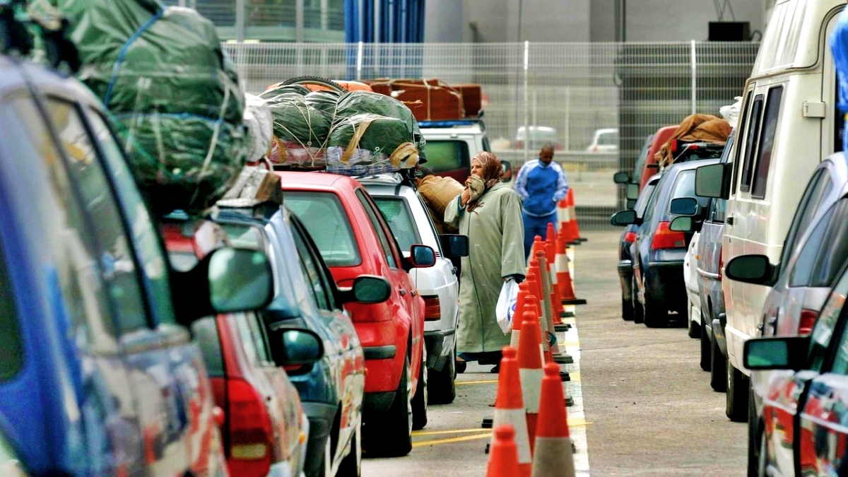 تفتيش لسيارة مهاجر مغربي يسفر عن مفاجأة غير متوقعة  تفتيش لسيارة مهاجر مغربي يسفر عن مفاجأة غير متوقعة