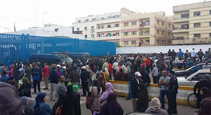 بالصور.. فوضى في المعبر الحدودي بني أنصار بعدما أغلقته السلطات المغربية وهذا هو السبب