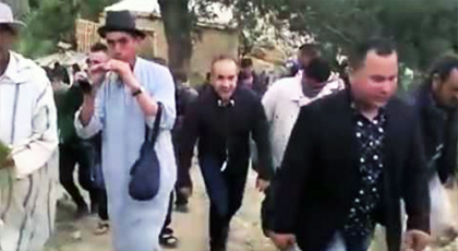 لوحة فنية رسمها "امذيازن" ببراعة على طول المسير نحو بيت العروسة باحدى قرى الريف لوحة فنية رسمها "امذيازن" ببراعة على طول المسير نحو بيت العروسة باحدى قرى الريف