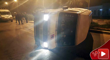 إنقلاب سيارة نفعية محملة بالزيوت المحروقة بمدخل مدينة العروي وإصابة سائقها بجروح
