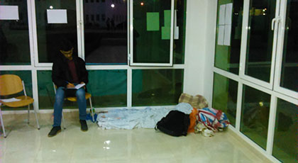 بالصور.. طالب يخوض إعتصاما مفتوحا داخل كلية العلوم التقنية ببوكيدان‎