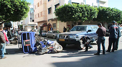 سيارة تابعة للقنصلية الاسبانية بالناظور تصدم سائق دراجة نارية ثلاثية العجلات وسط المدينة‎