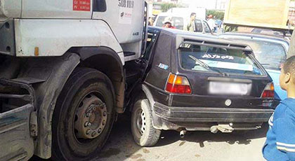 شاحنة صهريجية تدك أربع سيارات مركونة وسط الشارع العام بمدينة سلوان‎