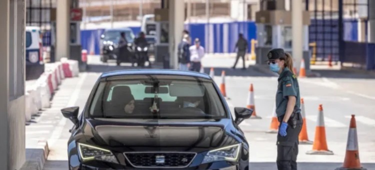 إجراء جديد بمعبر مليلية وسبتة يخلف استياء عارما لدى المسافرين إجراء جديد بمعبر مليلية وسبتة يخلف استياء عارما لدى المسافرين