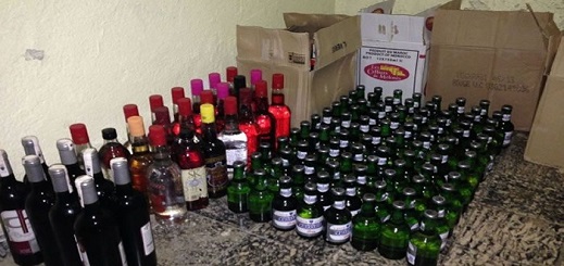 الأمن يداهم مستودعا سريا بالناظور ويحجز 15 ألف قنينة خمر الأمن يداهم مستودعا سريا بالناظور ويحجز 15 ألف قنينة خمر