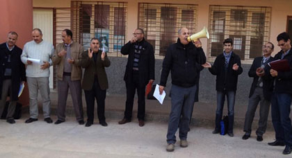 مدراء التعليم الإبتدائي المنضوين تحت لواء الجمعية الوطنية في وقفة احتجاجية بمقر نيابة الدريوش