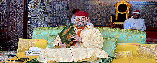 الملك محمد السادس يترأس إحياء ليلة القدر بالقصر الملكي ويؤدي الصلاة جالسًا الملك محمد السادس يترأس إحياء ليلة القدر بالقصر الملكي ويؤدي الصلاة جالسًا