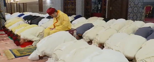 الملك محمد السادس يؤدي صلاة ليلة القدر جالسا بالقصر الملكي بالرباط الملك محمد السادس يؤدي صلاة ليلة القدر جالسا بالقصر الملكي بالرباط
