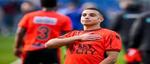 لاعب مغربي هولندي يتهم جماهير فريقه بالعنصرية بسبب أصوله لاعب مغربي هولندي يتهم جماهير فريقه بالعنصرية بسبب أصوله