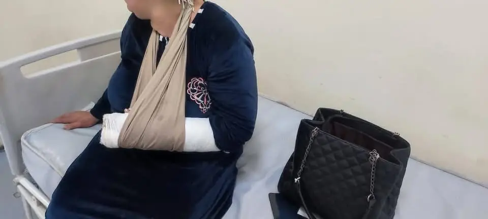 أستاذة تتعرض لاعتداء عنيف أثناء جلب الماء