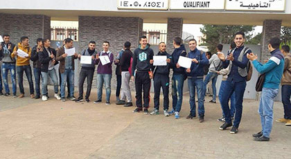 وقفة إحتجاجية بثانوية طه حسين التأهيلية تنديدا بتعنيف أساتذة الغد و تضامنا مع مطالبهم‎