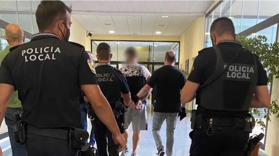 مهاجر مغربي يطعن زميله الإسباني في عنقه في مكان العمل مهاجر مغربي يطعن زميله الإسباني في عنقه في مكان العمل