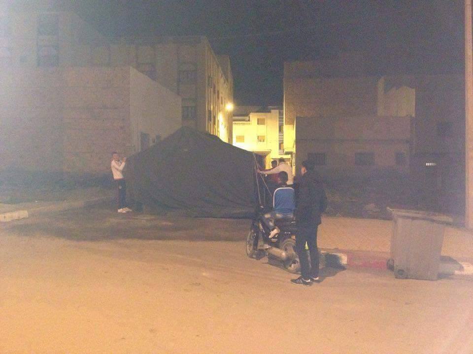 بالصور.. مواطنون ينصبون خياما بالشارع تخوفا من عودة الهزات الأرضية