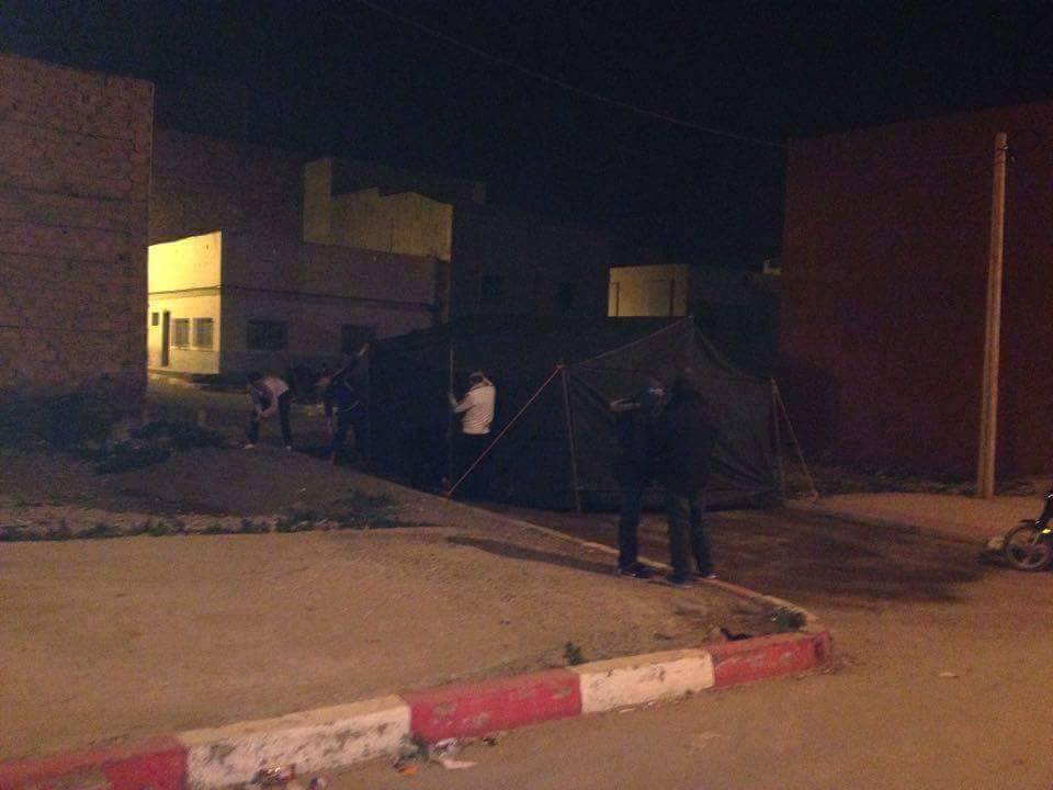 بالصور.. مواطنون ينصبون خياما بالشارع تخوفا من عودة الهزات الأرضية