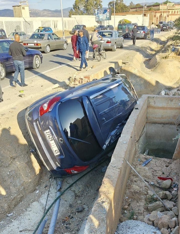حادثة سير مروعة قرب قنطرة واد غيس بالحسيمة.. اصطدام عنيف وانقلاب سيارة في “نقطة الموت”