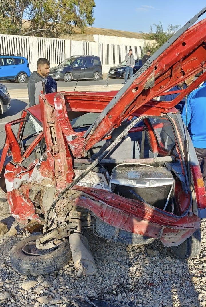 حادثة سير مروعة قرب قنطرة واد غيس بالحسيمة.. اصطدام عنيف وانقلاب سيارة في “نقطة الموت”