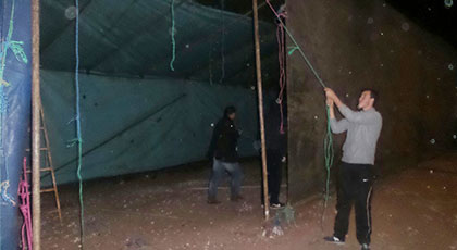 تنصيب خيمة كبيرة لمواطنين تضررت منازلهم بفعل الزلزال بني نصار‎