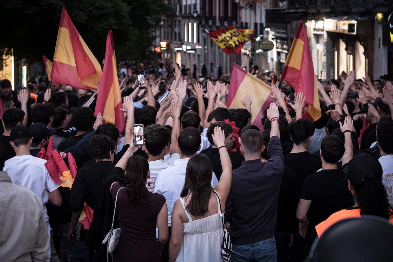 “إسبانيا للمسيحيين لا لحاملي الأكياس”.. شعارات عنصرية تهز قلب مدريد في مسيرة ضد الجالية “إسبانيا للمسيحيين لا لحاملي الأكياس”.. شعارات عنصرية تهز قلب مدريد في مسيرة ضد الجالية