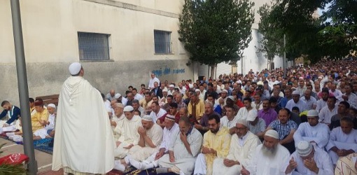 أفراد الجالية بإسبانيا يجددون الولاء.. ويحتفلون بالعيد دون شعيرة الذبح