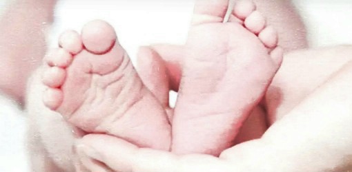 راكبة تُنقذ رضيعاً من موت محقق على متن طائرة بإسبانيا