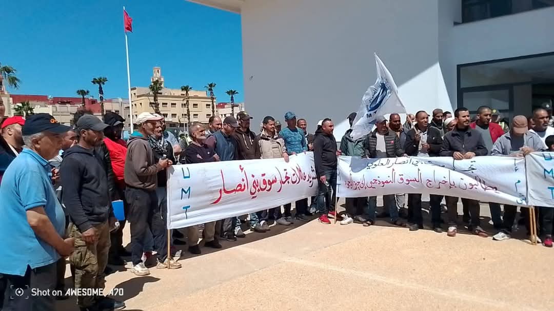 تجار السوق العصري يدعون إلى وقفة احتجاجية أمام بلدية بني انصار