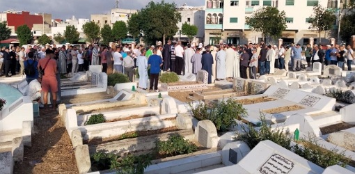 وزير الداخلية يودّع شقيقته الكبرى بجنازة هادئة وبدون بروتكول ومتواريا عن الأنظار