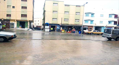 أمطار غزيرة مصحوبة برياح قوية تسبب في انقطاع التيار الكهربائي بعدة مدن بالريف‎