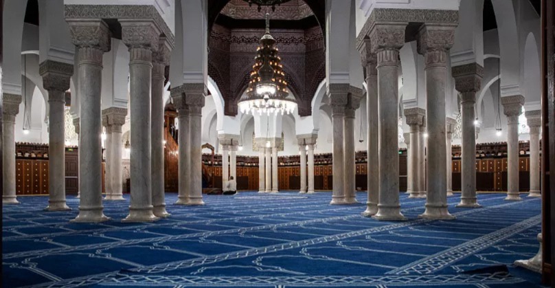 فرنسا.. مجهولون ينتهكون حرمة مسجد ويلصقون شعارات متطرفة على جدرانه