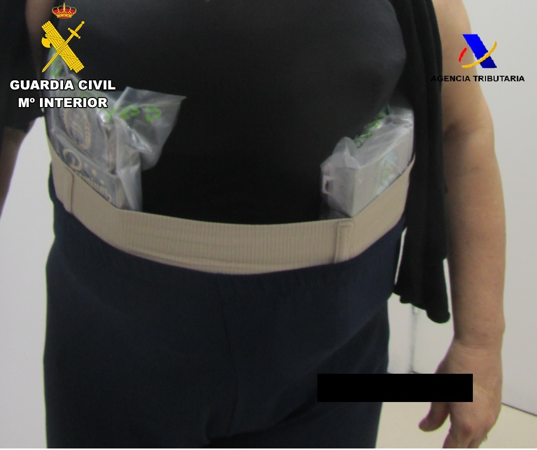 اعتقال خمس نساء من بينهن مهاجرتان مغربيتان حاولن تهريب الحشيش بطريقة مثيرة