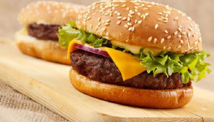 منتج غذائي يتناوله المغاربة كثيرا.. الأطباء: تجنبوه فورًا
