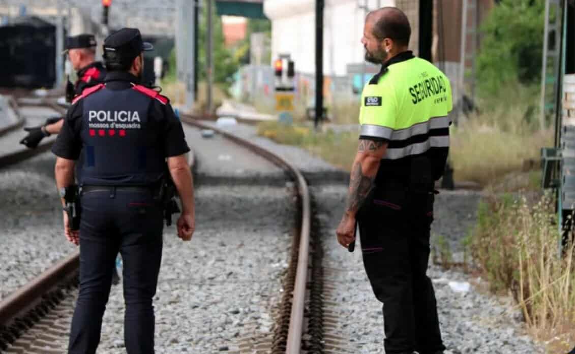 سرق هاتفا محمولا.. مصرع مهاجر من أصول مغاربية تحت عجلات قطار خلال محاولة فرار ببرشلونة