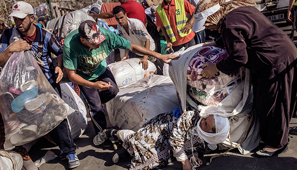 الجزيرة تنشر صور صادمة لنساء في مواجهة قسوة العيش بين مليلية والناظور