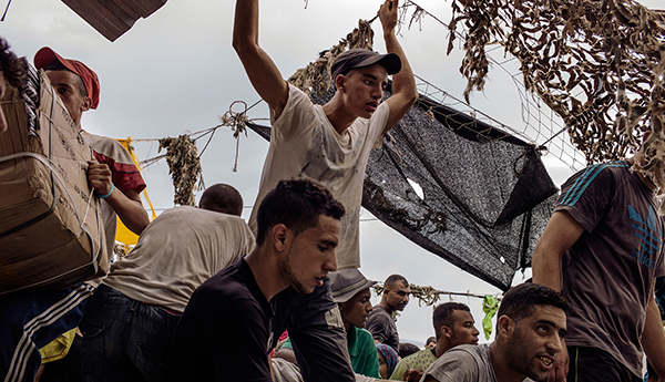 الجزيرة تنشر صور صادمة لنساء في مواجهة قسوة العيش بين مليلية والناظور