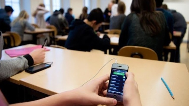 وزارة التعليم تعتزم إصدار دليل ينظم استعمال التلاميذ لهواتفهم داخل المدارس