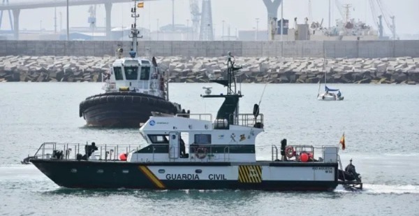 توقيف صيادين مغاربة حاولو تهريب مهاجرين على متن قارب صيد نحو المدينة المحتلة توقيف صيادين مغاربة حاولو تهريب مهاجرين على متن قارب صيد نحو المدينة المحتلة