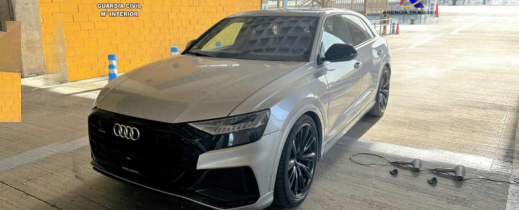 الحرس المدني بمليلية يحبط تهريب سيارة فاخرة مسروقة ويعتقل مشتبهين الحرس المدني بمليلية يحبط تهريب سيارة فاخرة مسروقة ويعتقل مشتبهين