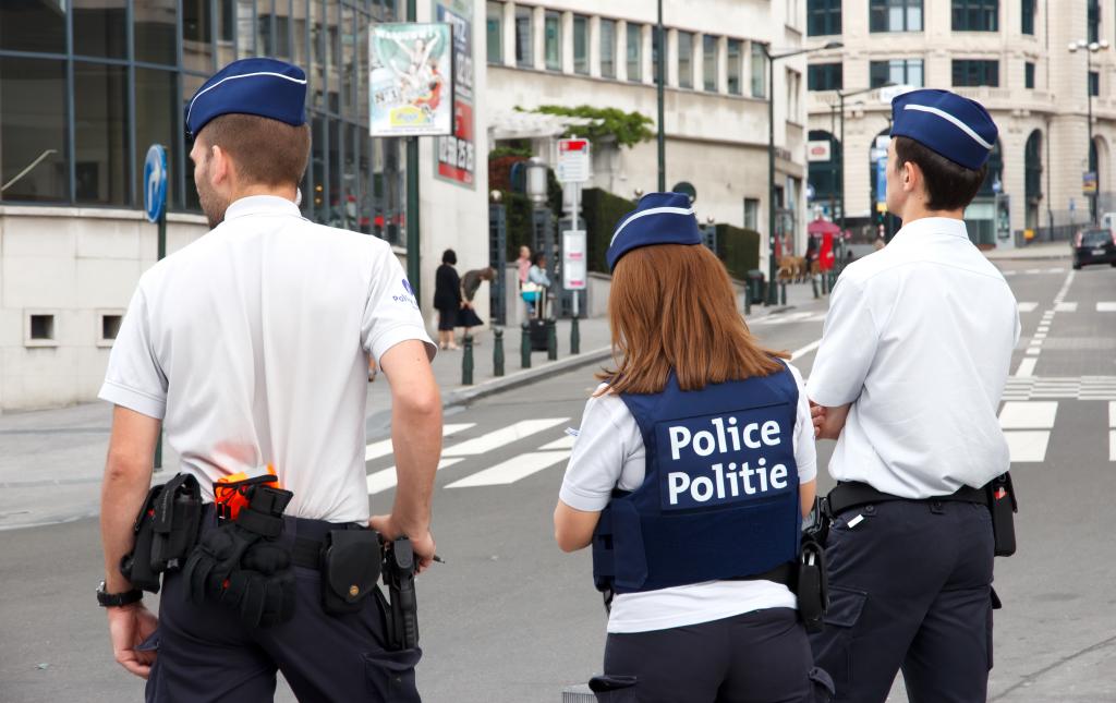 شرطة أنتويربن تشن حملة واسعة وتحجز آلاف اليوروهات من مهاجرين سريين