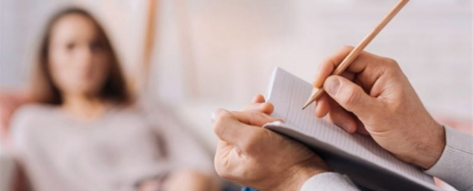 عيادة العلاج تتحول لغرفة ابتزاز.. سقوط طبيب نفسي وشركائه في قبضة العدالة عيادة العلاج تتحول لغرفة ابتزاز.. سقوط طبيب نفسي وشركائه في قبضة العدالة