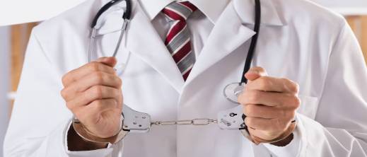 الشرطة توقف طبيبا متلبسا بتلقي رشوة 3000 درهم مقابل تسريع خبرة طبية الشرطة توقف طبيبا متلبسا بتلقي رشوة 3000 درهم مقابل تسريع خبرة طبية