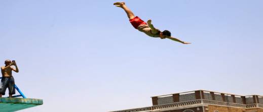 قفزة في حوض مائي تتحول إلى مأساة تنهي حياة طفل صغير قفزة في حوض مائي تتحول إلى مأساة تنهي حياة طفل صغير