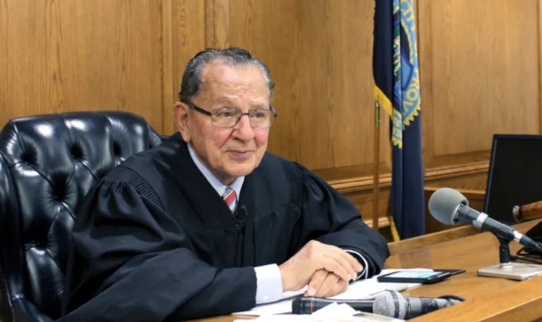 وفاة القاضي الرحيم عن 88 عاما.. صوت العدالة الذي أنصف المهاجرين وفاة القاضي الرحيم عن 88 عاما.. صوت العدالة الذي أنصف المهاجرين