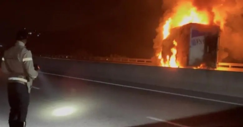 حريق يلتهم شاحنة قادمة من أوروبا بسبب عطب تقني حريق يلتهم شاحنة قادمة من أوروبا بسبب عطب تقني