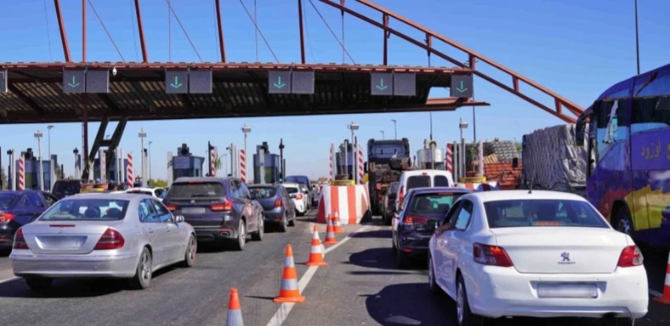 مستعملو الطريق السيار ينتقدون تقليص الأداء النقدي لفائدة "جواز" مستعملو الطريق السيار ينتقدون تقليص الأداء النقدي لفائدة "جواز"