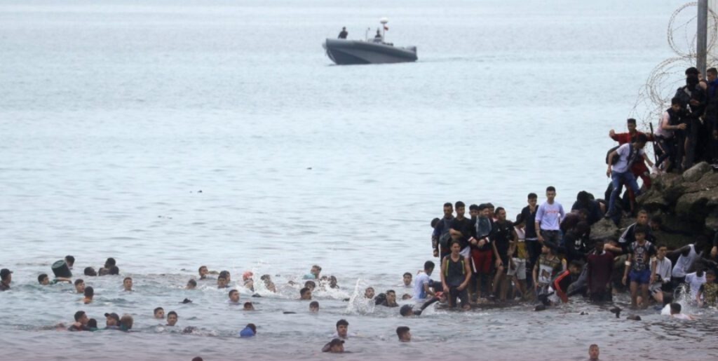 ليلة توتر في سواحل سبتة بعد محاولة مئات المهاجرين عبور البحر جماعياً ليلة توتر في سواحل سبتة بعد محاولة مئات المهاجرين عبور البحر جماعياً