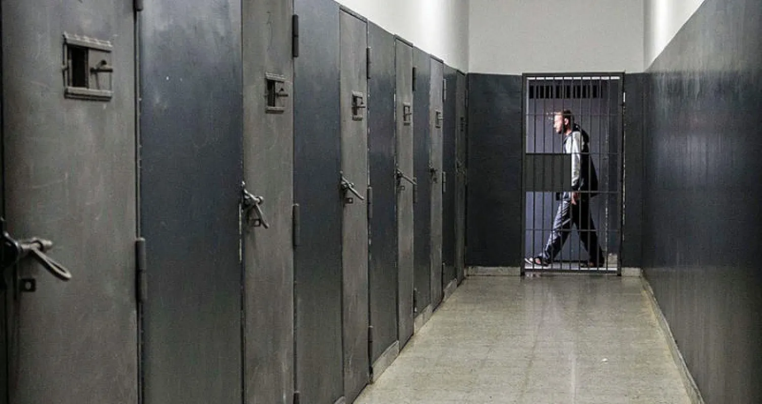 الحسيمة.. أستاذ يغادر السجن بعدما قتل "شابا" دفاعا عن الشرف الحسيمة.. أستاذ يغادر السجن بعدما قتل "شابا" دفاعا عن الشرف