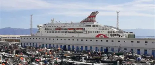 ميناء الحسيمة.. ارتفاع الأمواج يوقف رحلات موتريل أمام المسافرين ميناء الحسيمة.. ارتفاع الأمواج يوقف رحلات موتريل أمام المسافرين