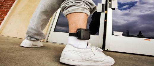 سابقة قضائية.. أول حكم بالحبس المنزلي عبر "السوار الإلكتروني" بدل 6 أشهر حبسا سابقة قضائية.. أول حكم بالحبس المنزلي عبر "السوار الإلكتروني" بدل 6 أشهر حبسا